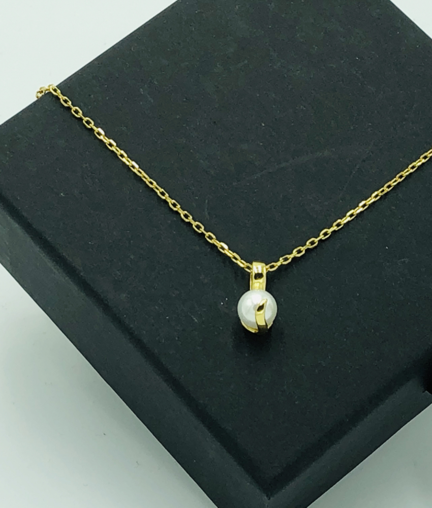 Sterling sølvkæde belagt med 18k guld. Vedhænget er en smuk ferskvandsperle