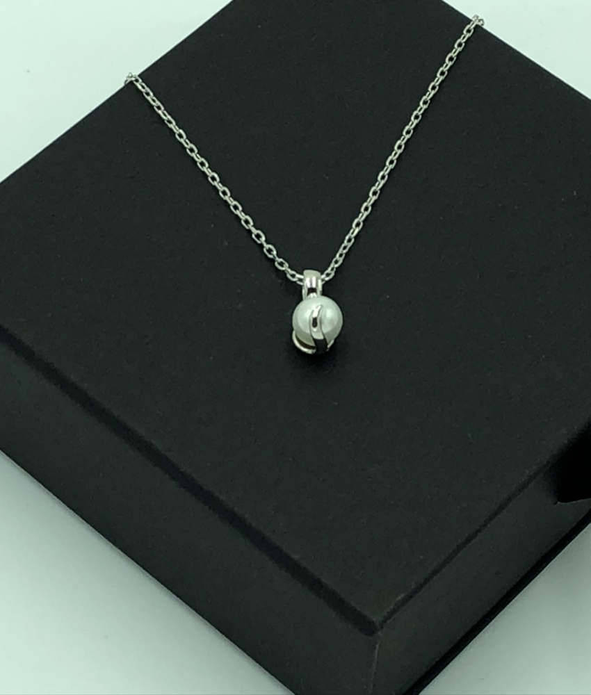 Sterling sølvkæde belagt med hvidguld. Vedhænget er en smuk ferskvandsperle