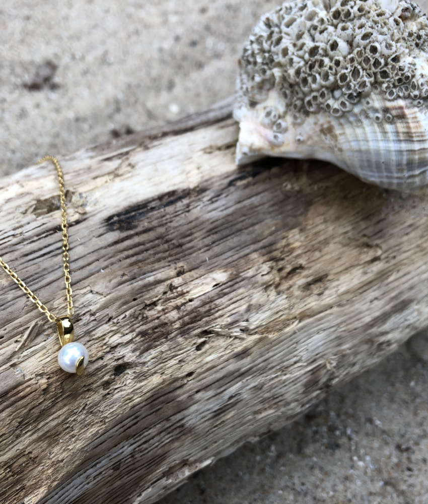 Halskæde 18 karat guld med ferskvandsperle på drivtømmer