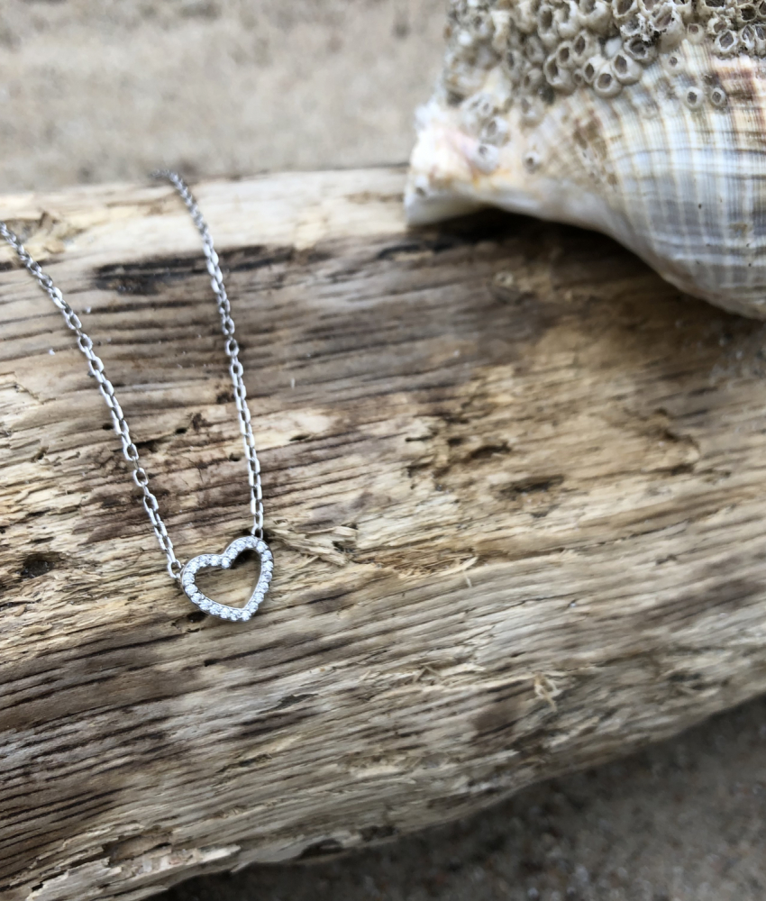 Sterling sølvkæde belagt med hvidguld og med hjertevedhæng påsat hvide Cubic Zirconia sten på drivtømmer