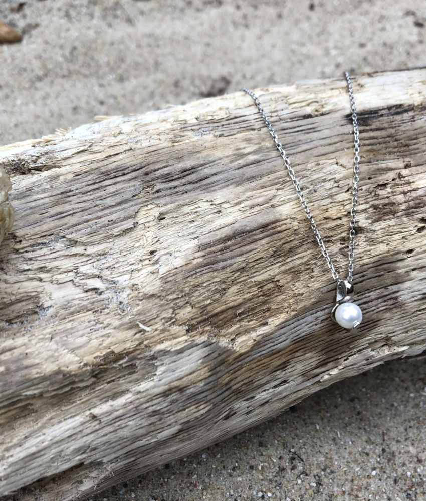 Sølvkæde hvidguldbelagt med en smuk ferskvandsperle på drivtømmer
