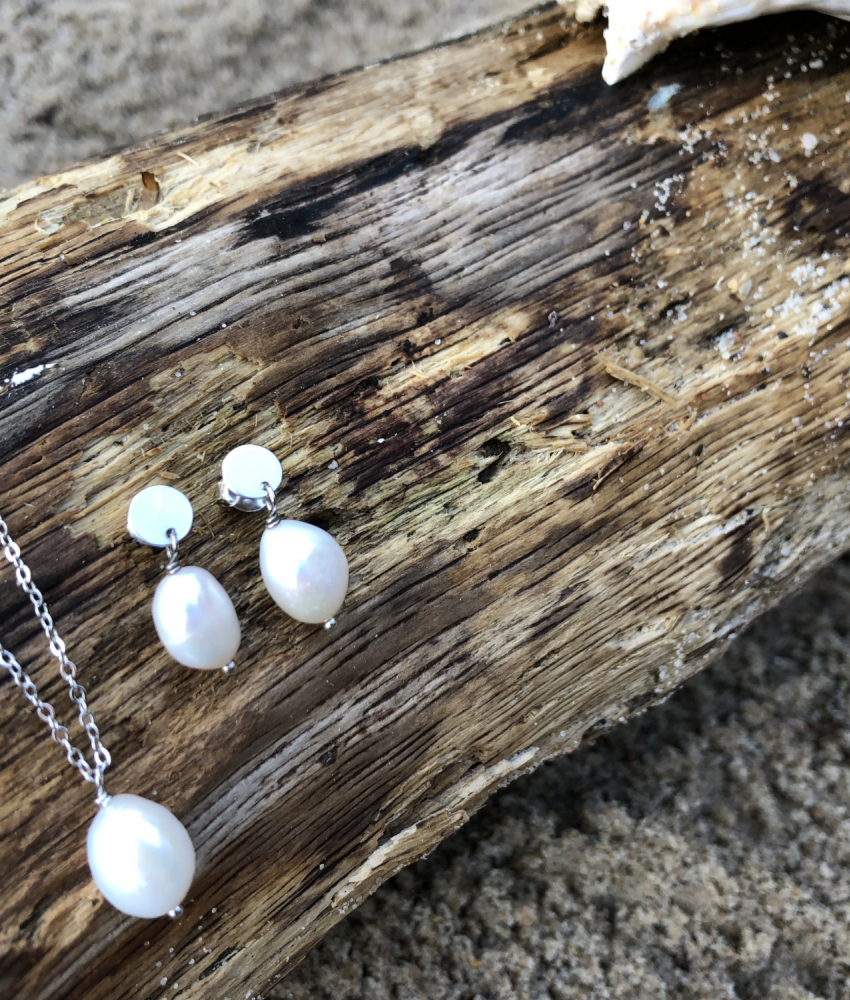 Sæt med halskæde og øreringe - i sølv og med barokke perler på drivtømmer