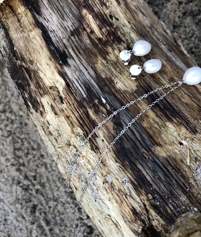 Sæt med halskæde og øreringe - i sølv og med barokke perler på drivtømmer2