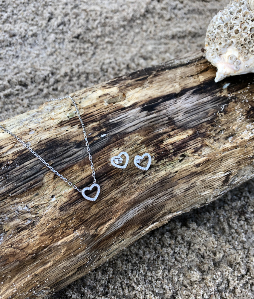 Sæt med hvidguldsbelagt sølv ørestikker og halskæde med hjerter af zirkonia på drivtømmer