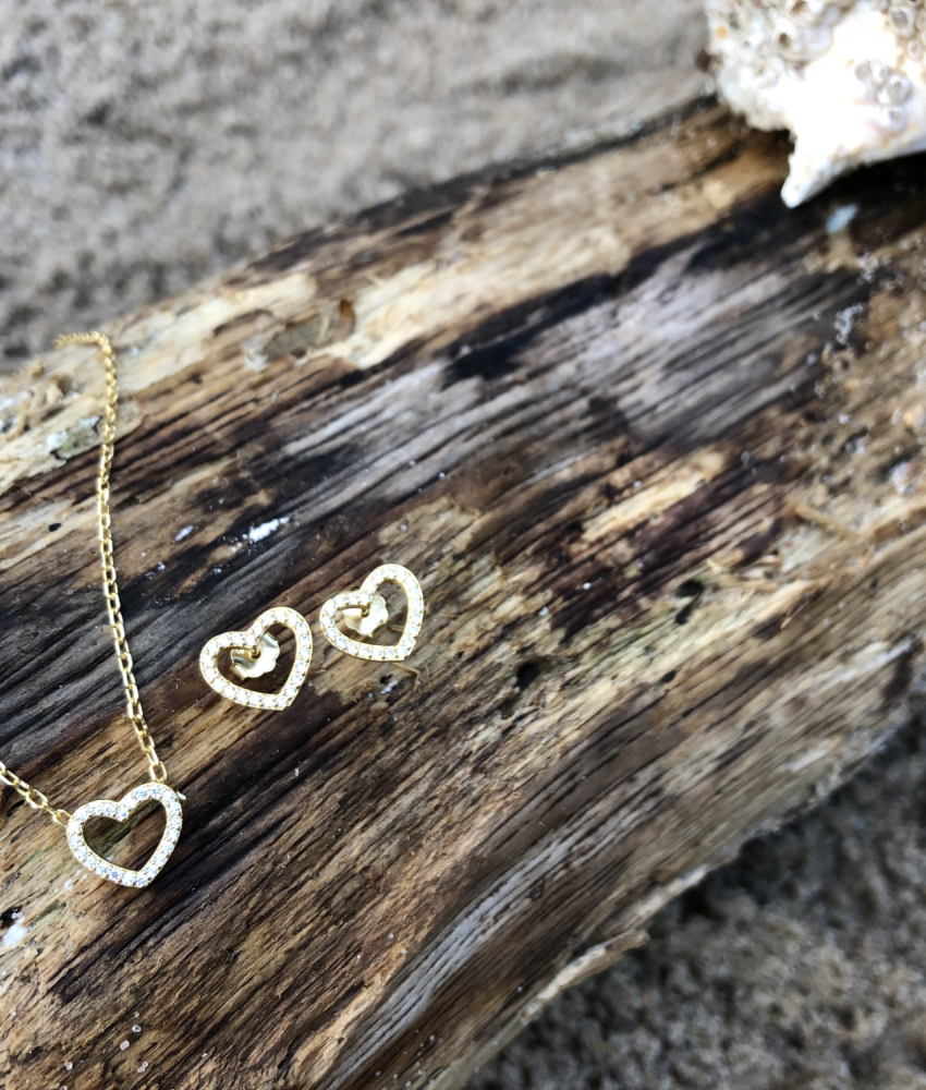 Sæt med guldbelagte ørestikker og halskæde med hjerte af zirkoner på drivtømmer