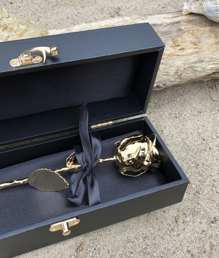 Ægte rose i guld i sort gaveboks på stranden2