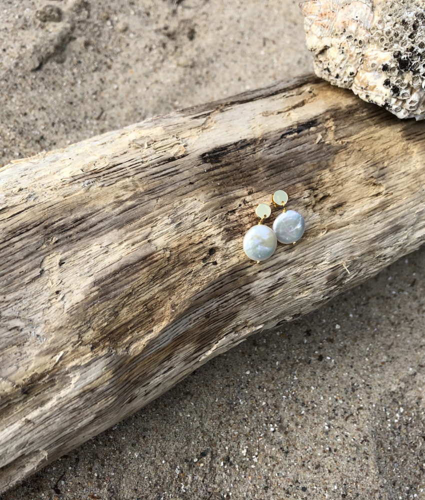 Guldbelagt ørering med flad barok perle på drivtømmer2