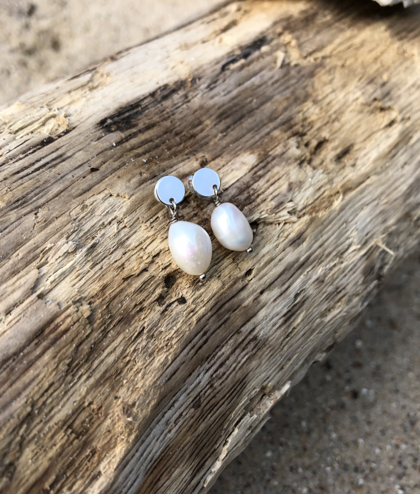 Små sølvørering med barok perle på drivtømmer