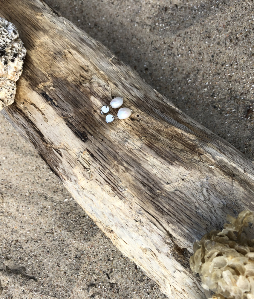 Små sølvørering med barok perle på drivtømmer2