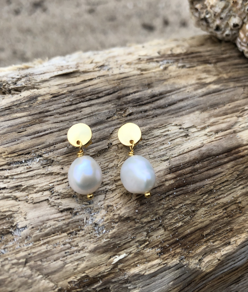 Små guldbelagte øreringe med barok perle på drivtømmer