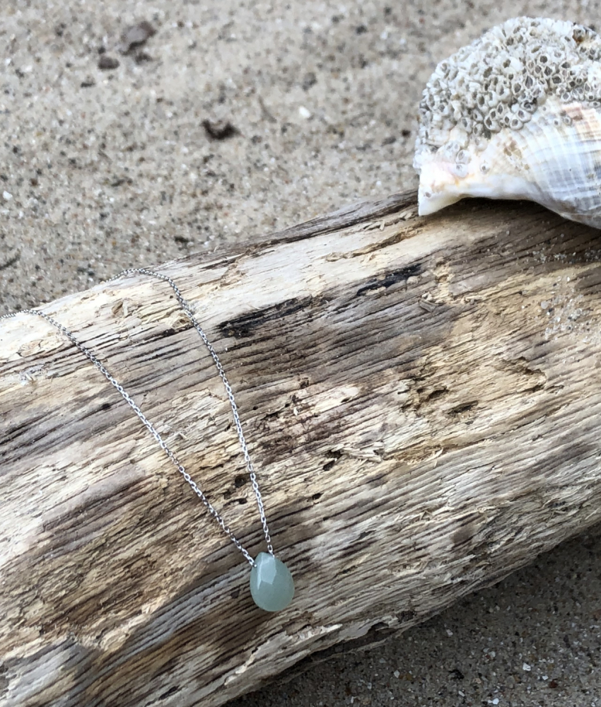 Sølvkæde med grøn aventurin sten på drivtømmer