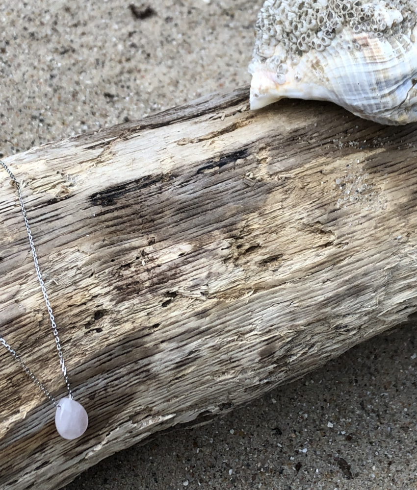 Sølvkæde med rosakvarts sten på drivtømmer2