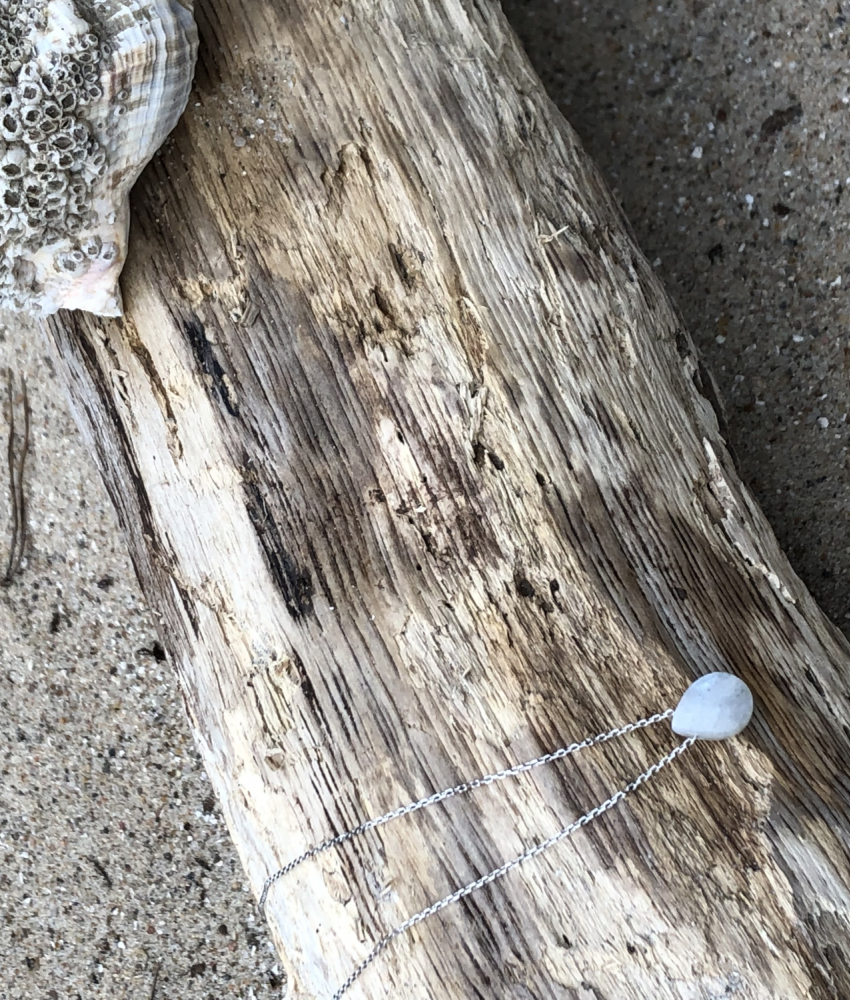 Sølvkæde med månesten på drivtømmer