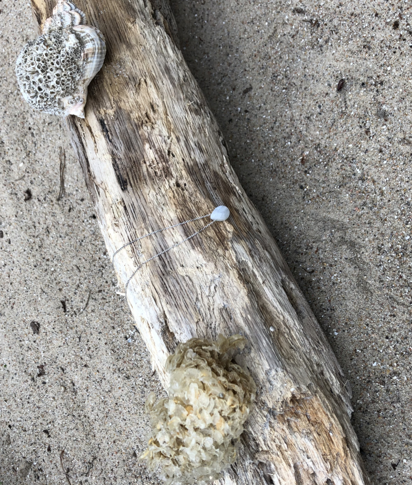 Sølvkæde med månesten på drivtømmer2